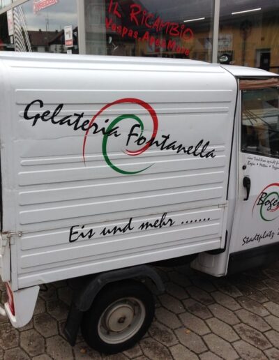 Auto der Eiscafés Gelateria Fontanella in Bogen